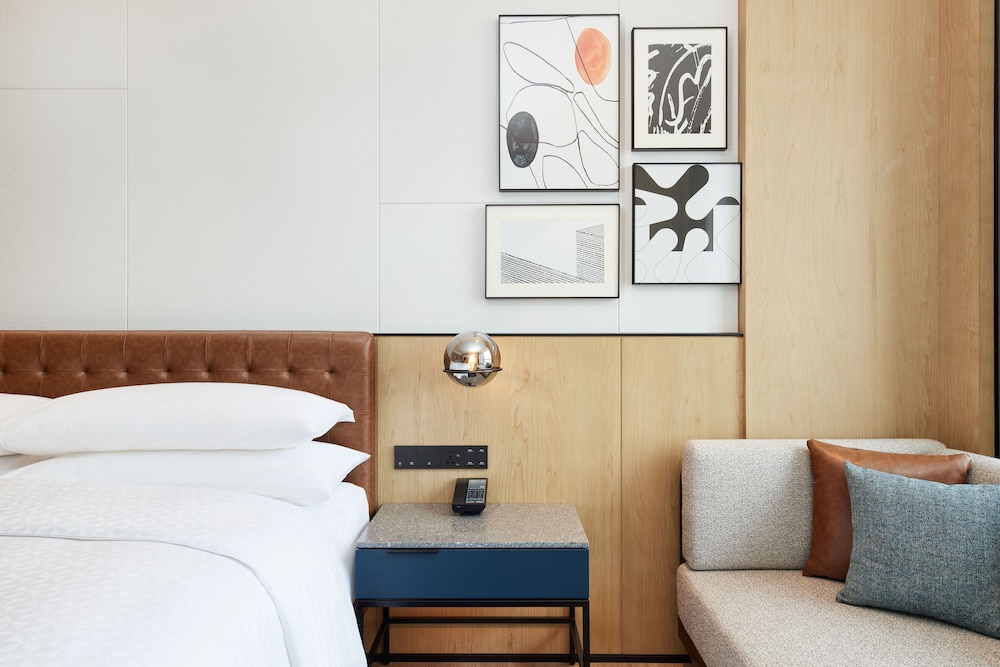 Premier Room, 1 King Bed, City View