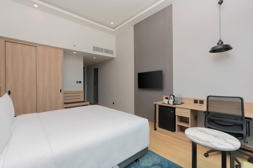 Standard Room, 1 King Bed, Balcony - Photo 2