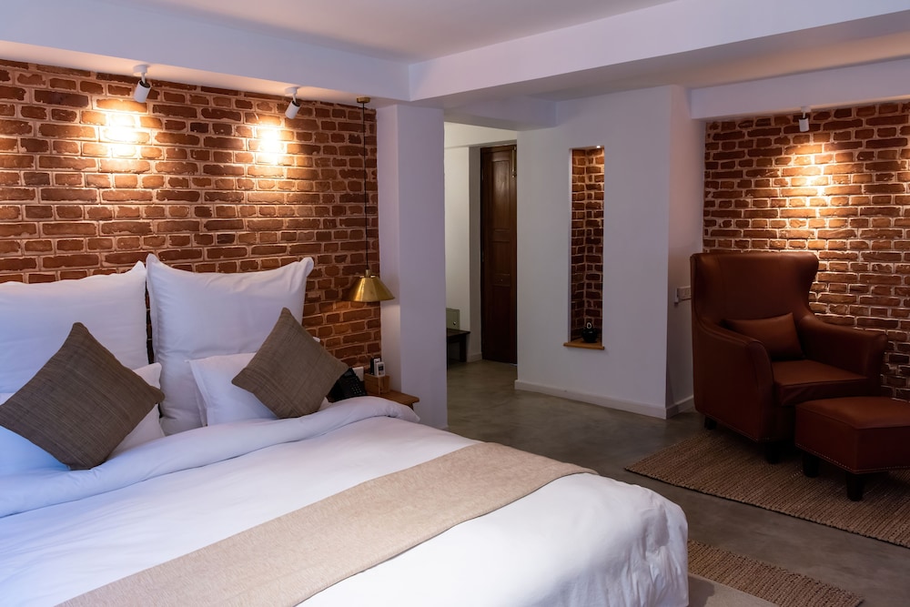 Nepali Suite - Photo 6