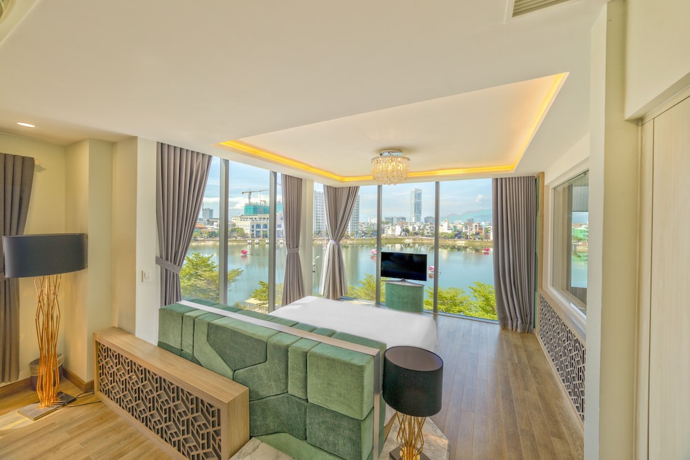 Luxury Room, 1 King Bed, Lake View photo 2