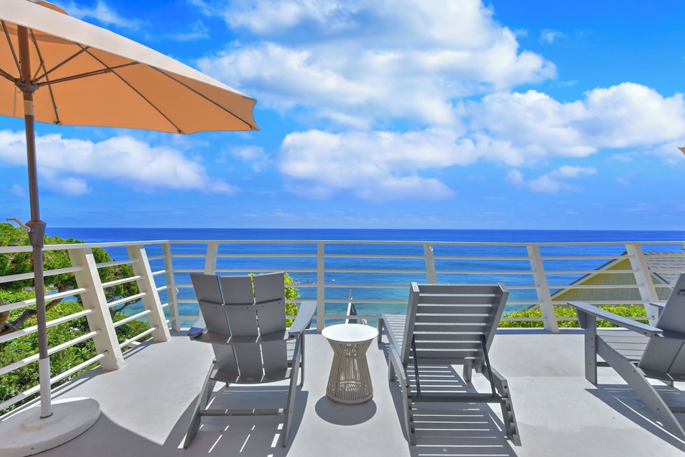 Peaceful Ocean Front King Room with Balcony Space