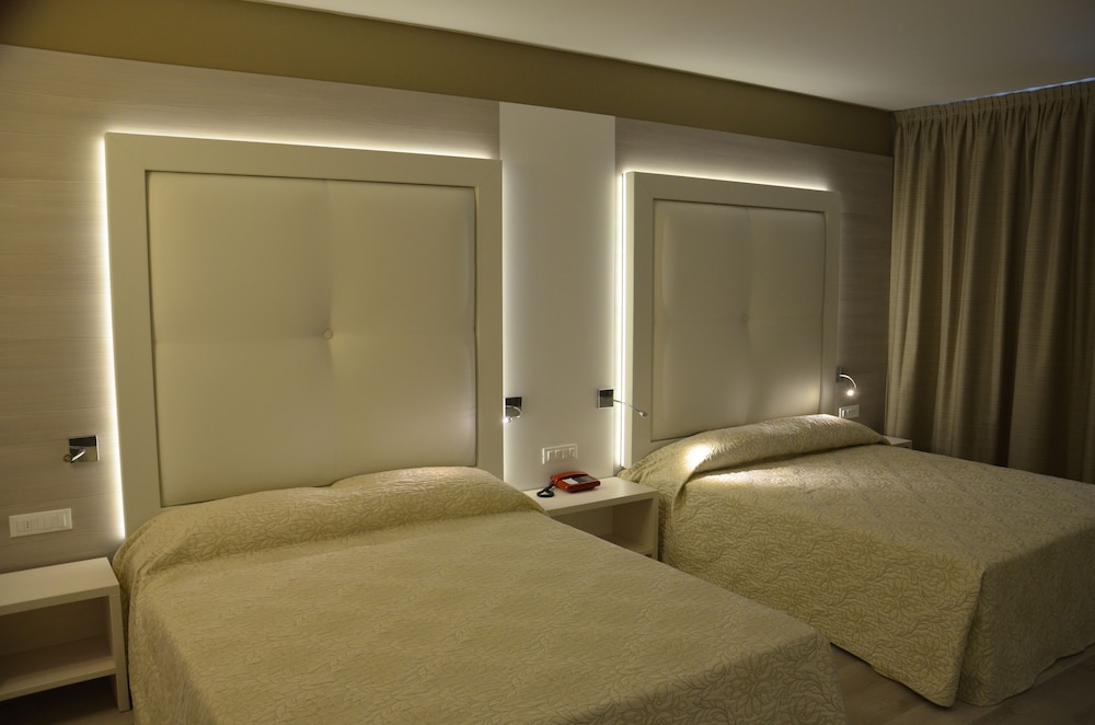 Deluxe Quadruple Room - Photo 2