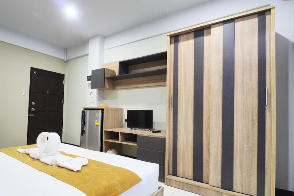 Superior Room, 1 King Bed - Photo 5