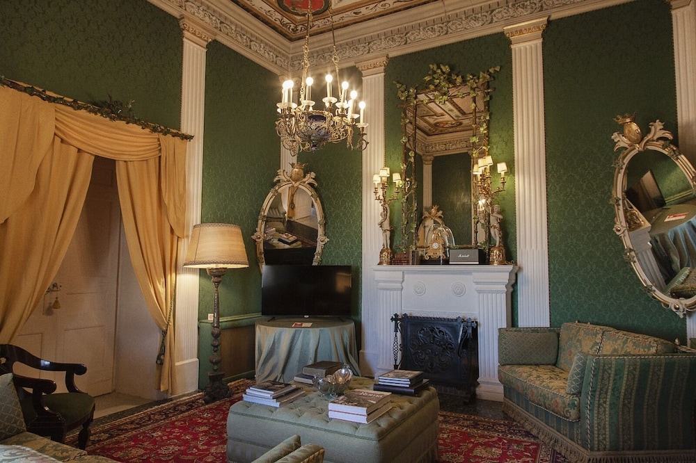 Royal Room - Photo 3