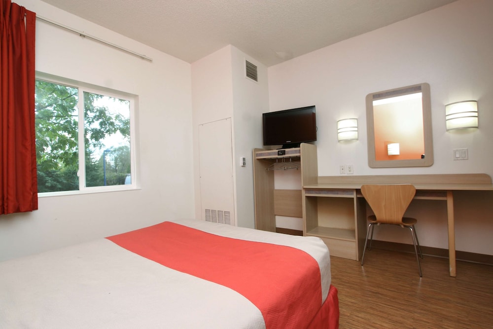 Deluxe Room, 1 Queen Bed, Non Smoking, Refrigerator & Microwave photo 2
