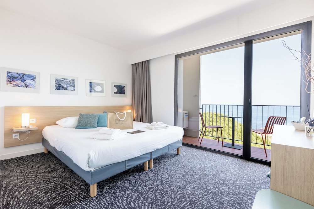 Luxury Room, 1 King Bed, Balcony, Sea View photo 1