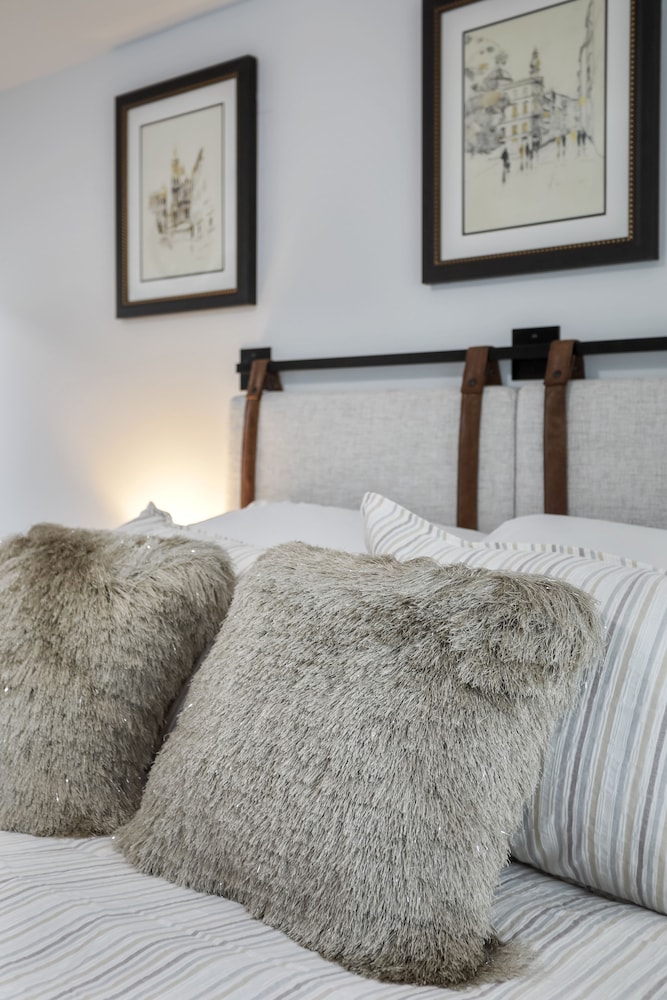 Town & Country, 1 queen bed photo 2
