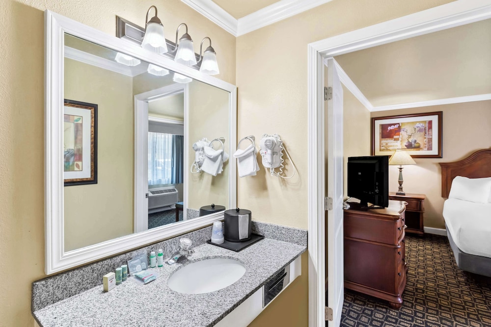 Suite, Multiple Beds, Non Smoking, Kitchenette (with Sofabed) photo 1