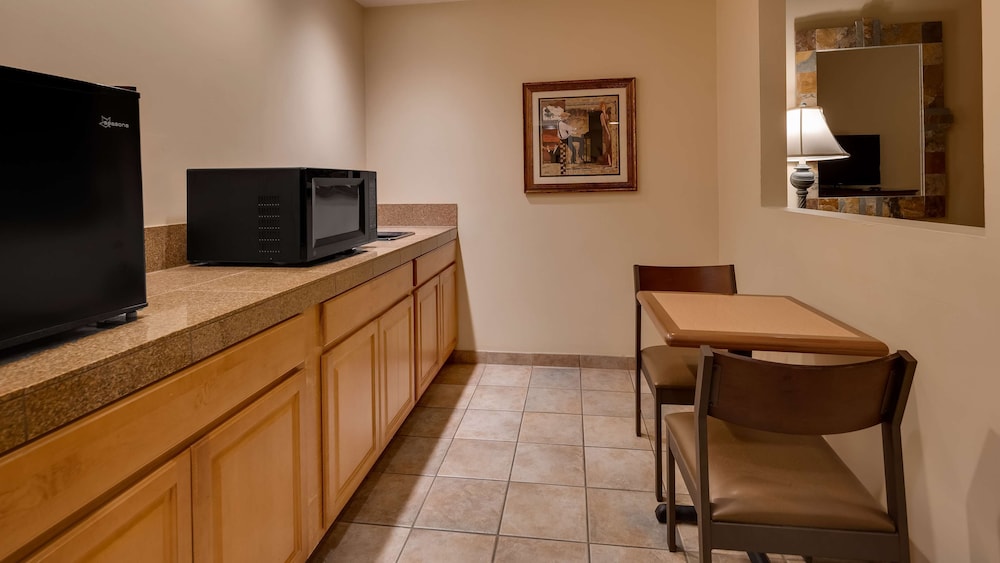 Suite, 1 King Bed, Non Smoking, Refrigerator & Microwave (with Sofabed) thumbnail 6