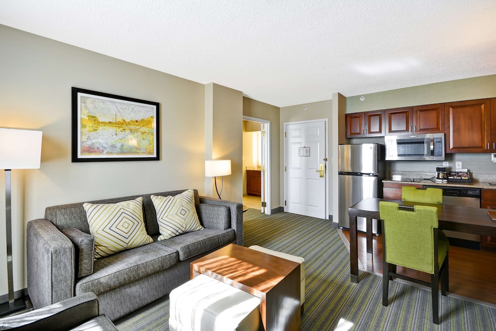 Suite, 2 Bedrooms - Photo 3