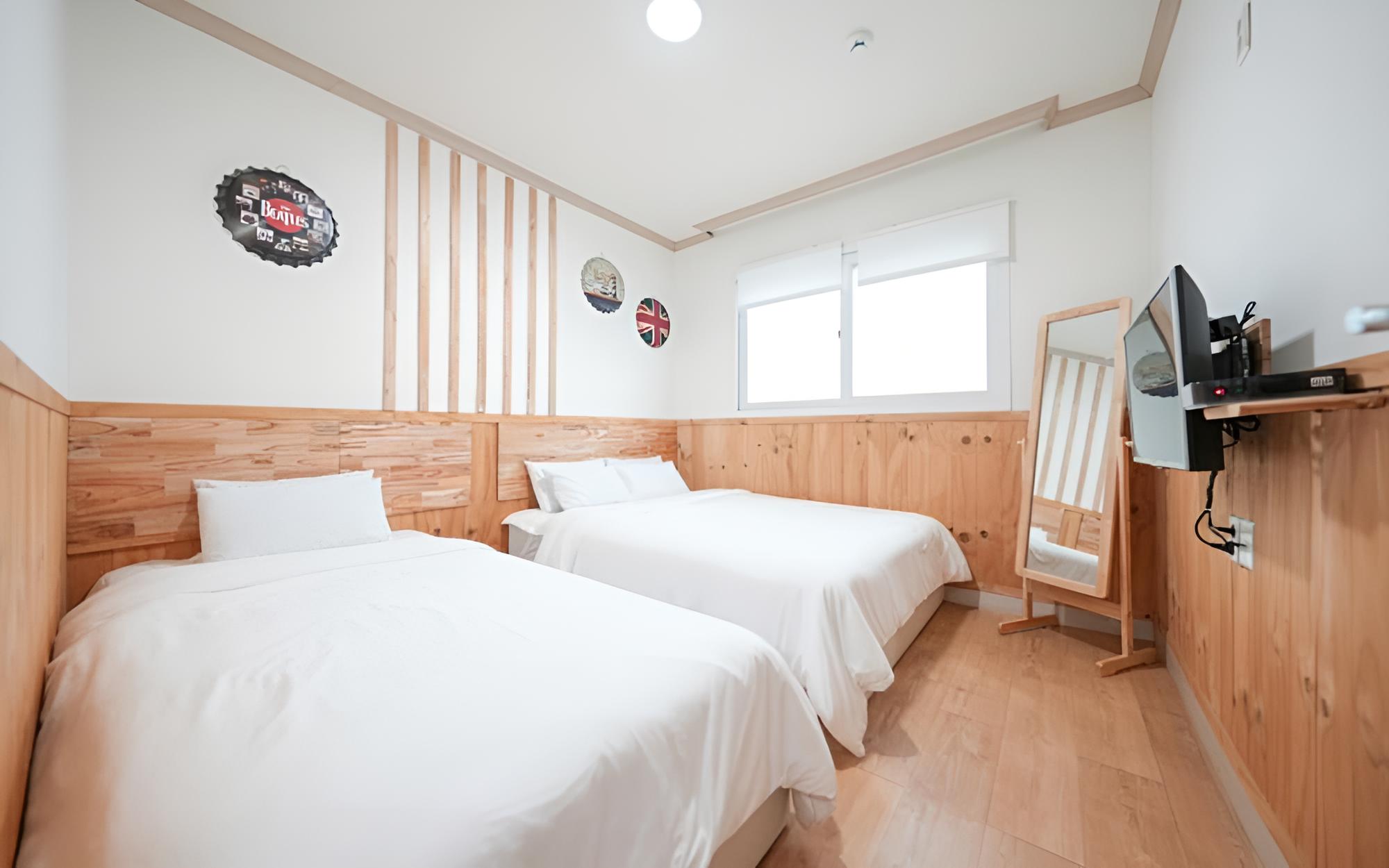 Room (No 204 [family room]) photo 2