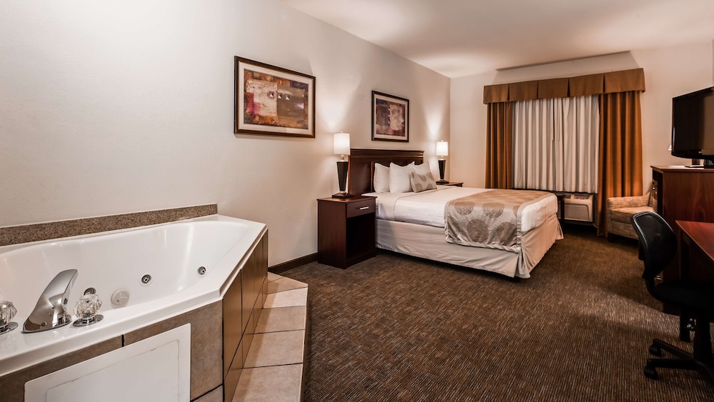 Standard Room, 1 King Bed, Non Smoking, Jetted Tub - Photo 3