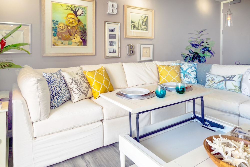 Premium Remodeled Condo with Ocean View and Parking: Premium Condo, 1 King Bed, Air conditioning, Ocean View (0049) photo
