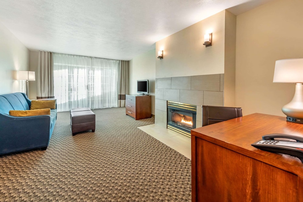 Suite, 1 Queen Bed with Sofa bed, Non Smoking (Upgrade) - Photo 4