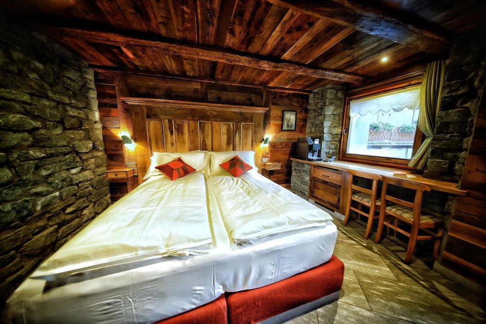 Deluxe Double Room, 1 King Bed, Non Smoking, Jetted Tub photo 2