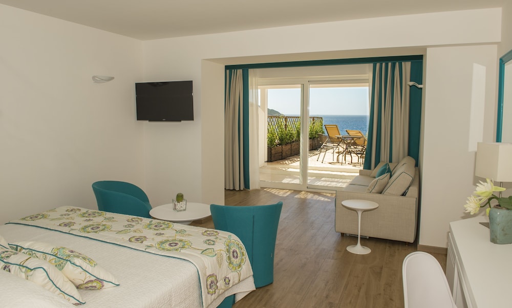 Deluxe Double Room, Patio, Sea View - Photo 5