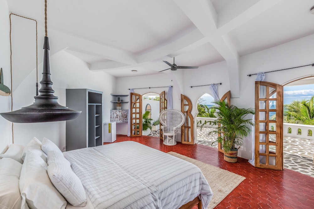 Deluxe Beachfront King Suite mit Pool und Meerblick