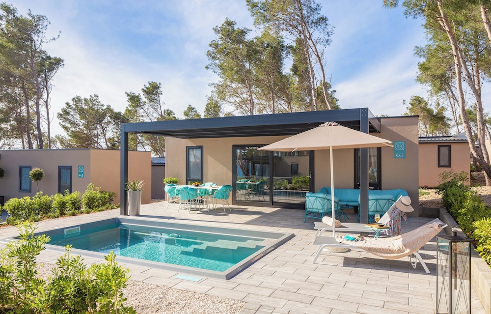 Luxury Holiday Home with pool photo 3
