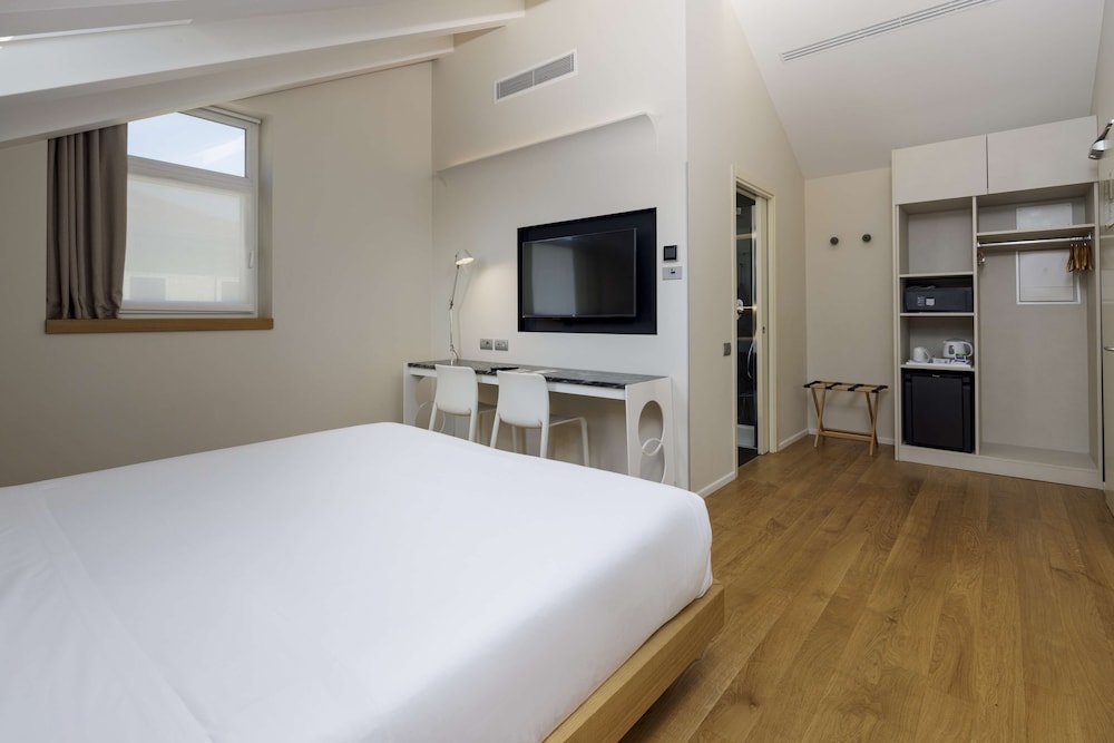 Superior Room, 1 Queen Bed - Photo 35
