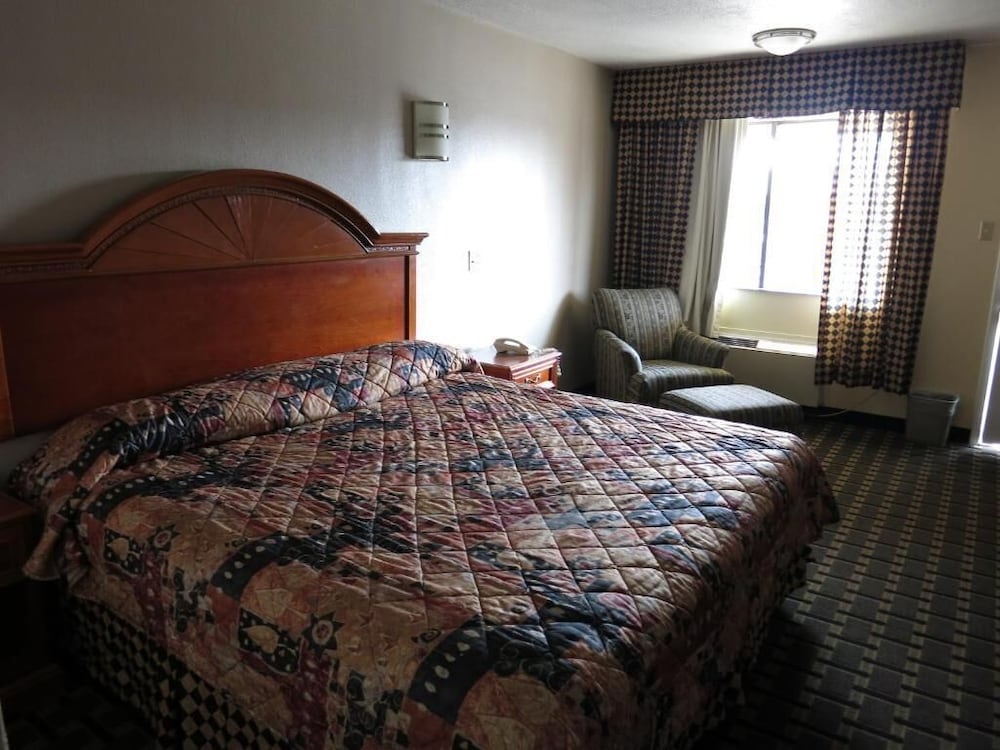 Basic Room, 1 King Bed, Smoking photo 1