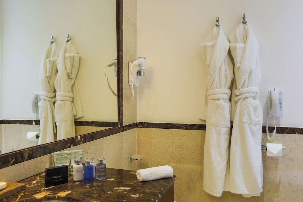 Deluxe Room - Photo 3