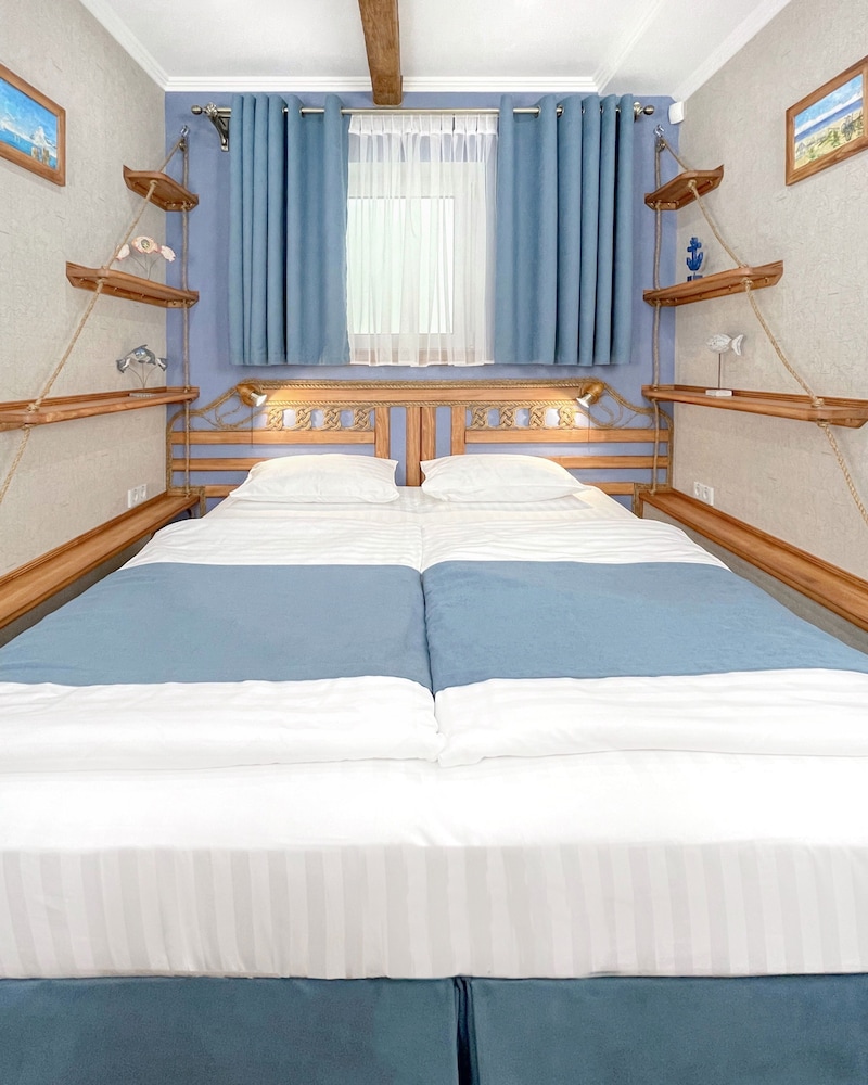 Deluxe Quadruple Room, 2 Queen Beds, No Windows