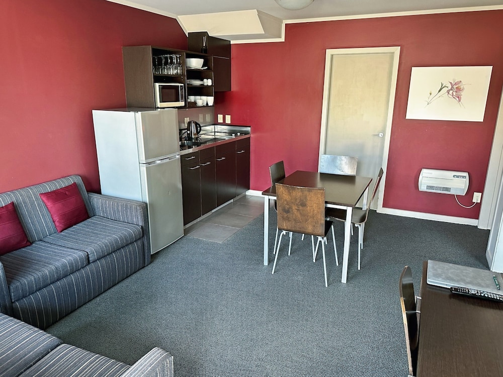 2 Bedroom Apartment with Spa Bath and Kitchenette (Opt 2) photo 3