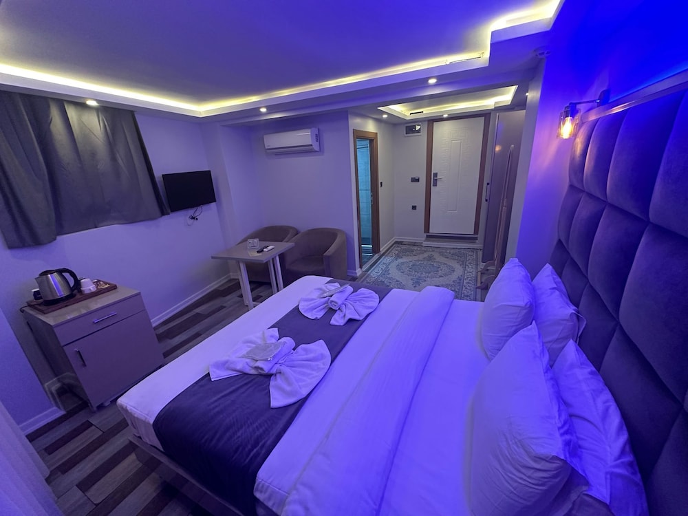Economy Room, 1 King Bed, Smoking, Balcony photo 3