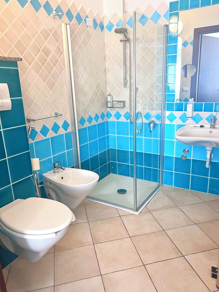 Standard Room, 2 Twin Beds, Accessible, Non Smoking (Walk-in Shower)