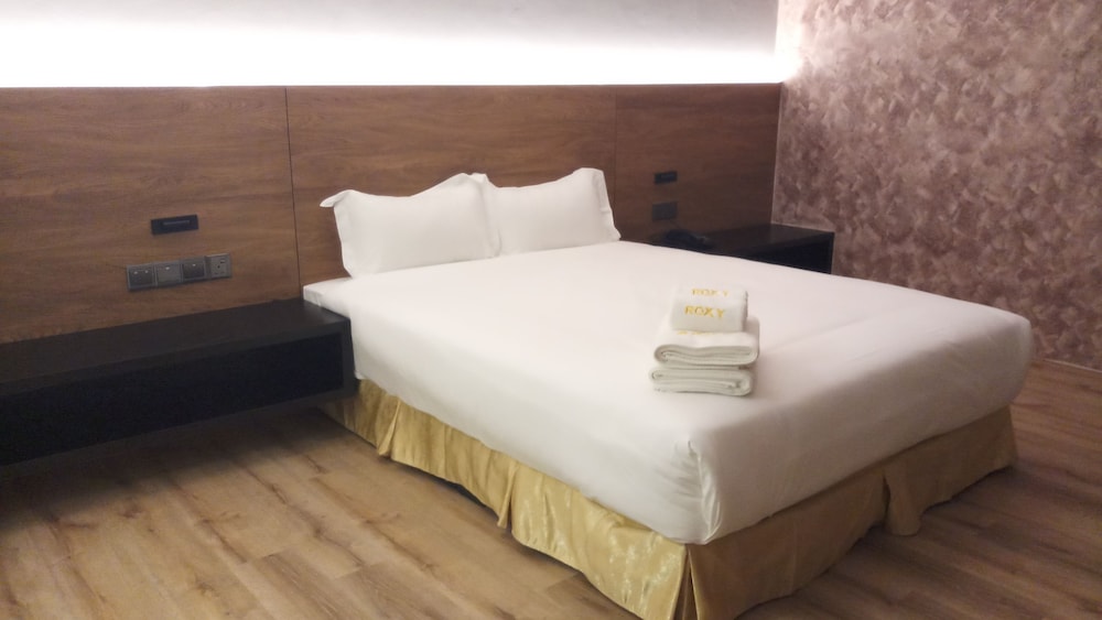 Deluxe Room, 1 Queen Bed, No Windows - Photo 1