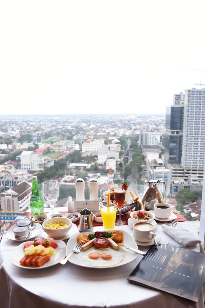 Deluxe Room, 1 King Bed, City View photo 3