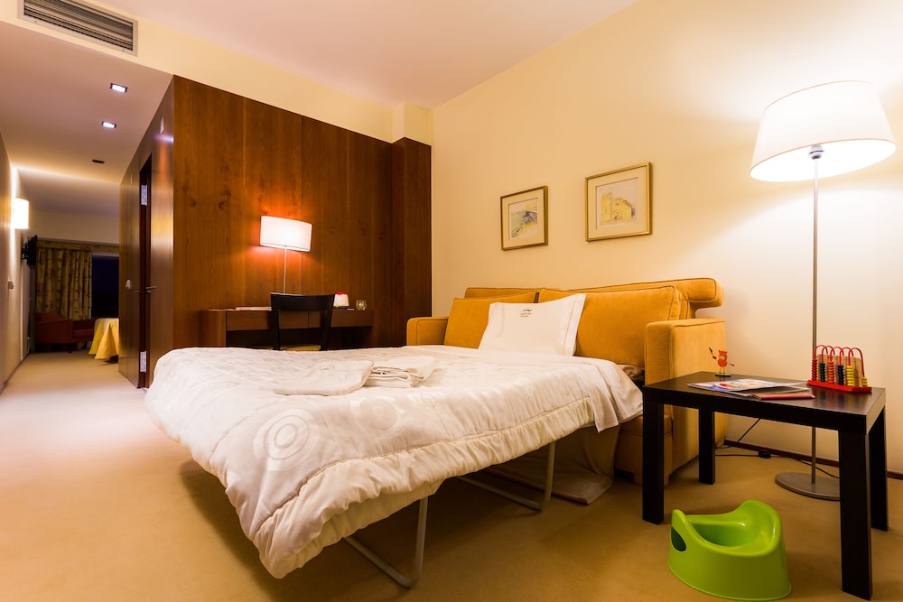 Twin Room (With extra Sofa bed) photo 2