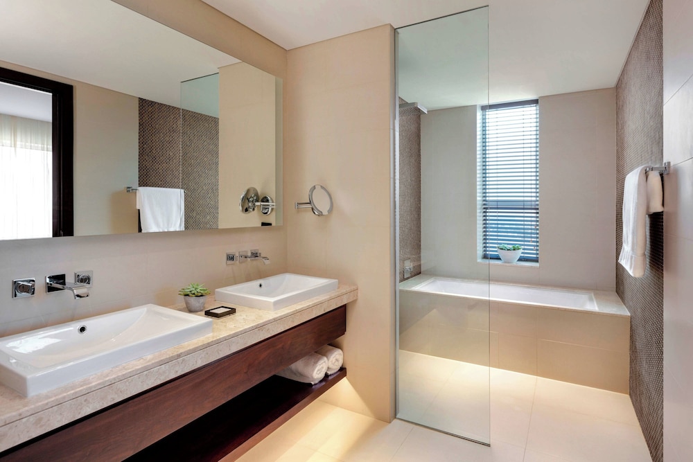 Premium Room, 1 King Bed with Sofa bed - Photo 7