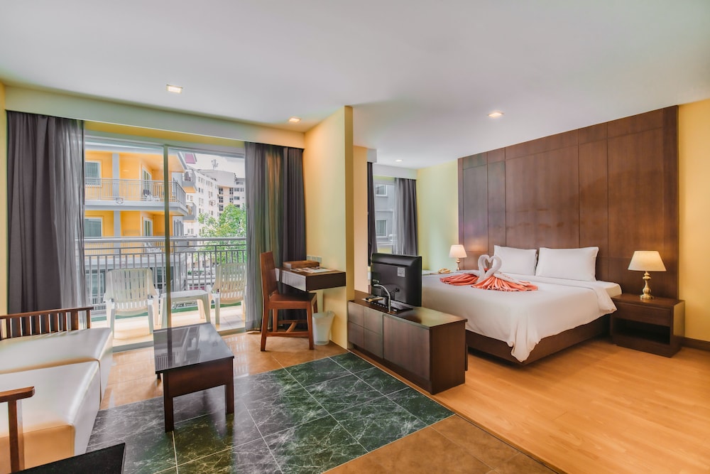 Deluxe Suite King - Pool View
