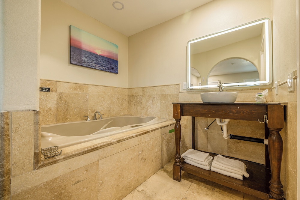 Room, 1 King Bed, Smoking, Jetted Tub - Photo 5