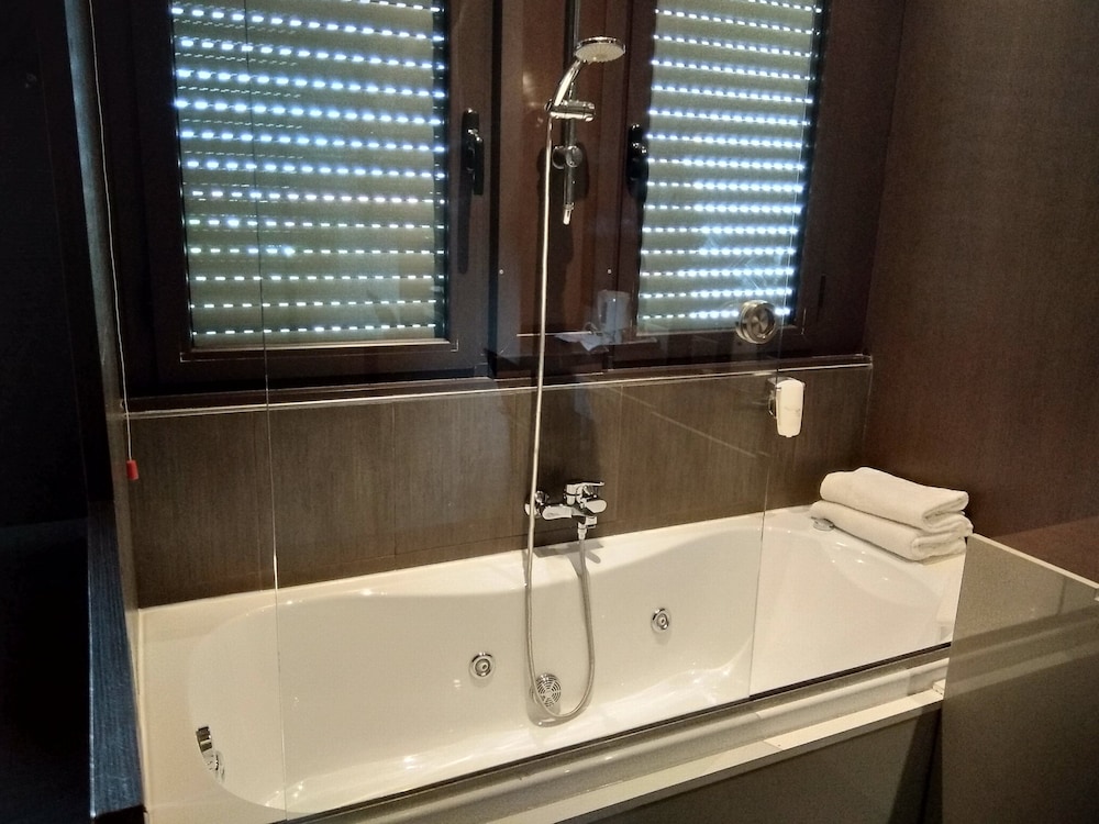 Deluxe Room - Photo 2