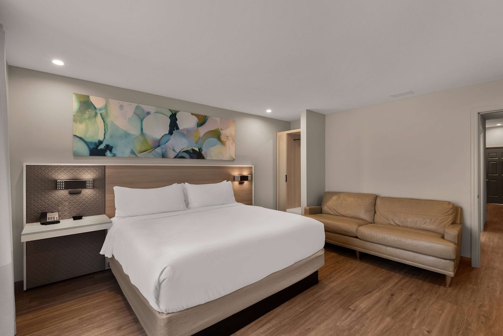 Suite, 1 Bedroom, Non Smoking, Garden View (1 King Bed, Dressing Counter) - Photo 1