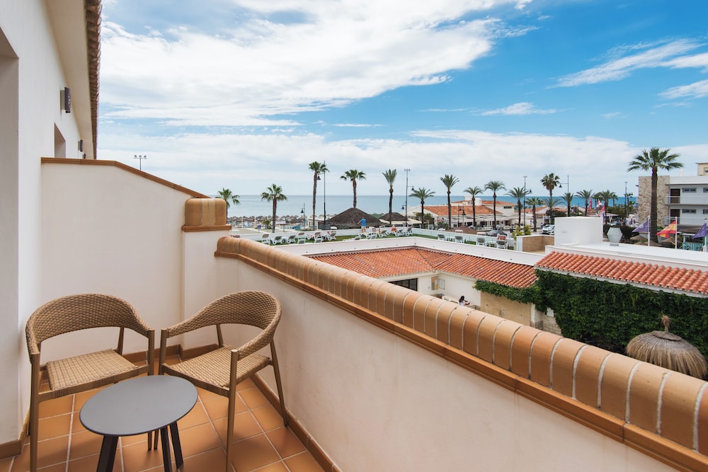 Double room with terrace, sea lateral view and pool view - Photo 1