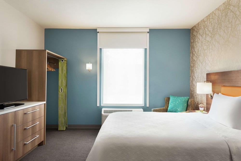 Suite, 1 Queen Bed, Accessible (Roll-In Shower) - Photo 5