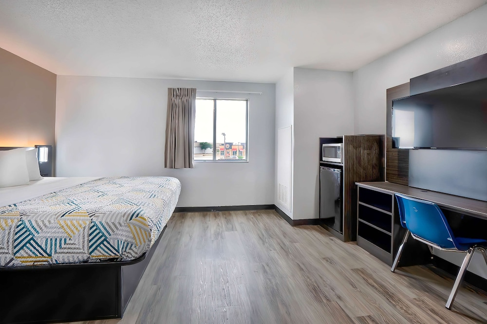 Standard Room, 1 King Bed, Non Smoking photo 3