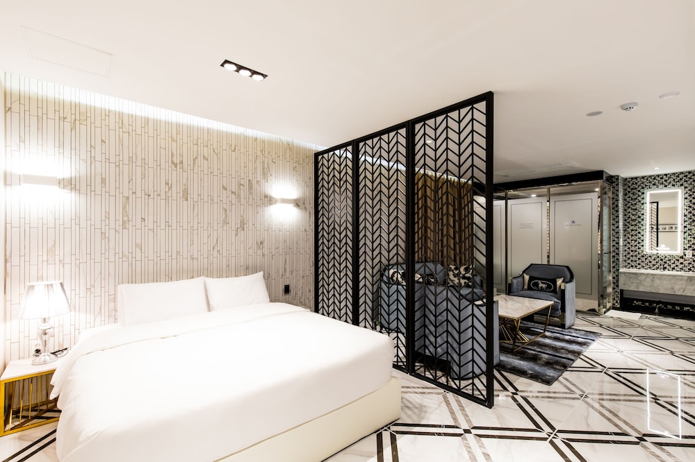 Basic Studio Suite - Comp Airport Shuttle upon pre-request