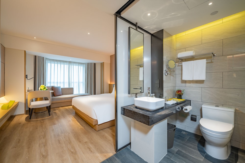 Standard Room, 1 King Bed photo 2