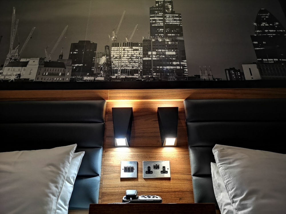Deluxe Twin Room, Garden View (Folding Bed for Third Person) photo 2