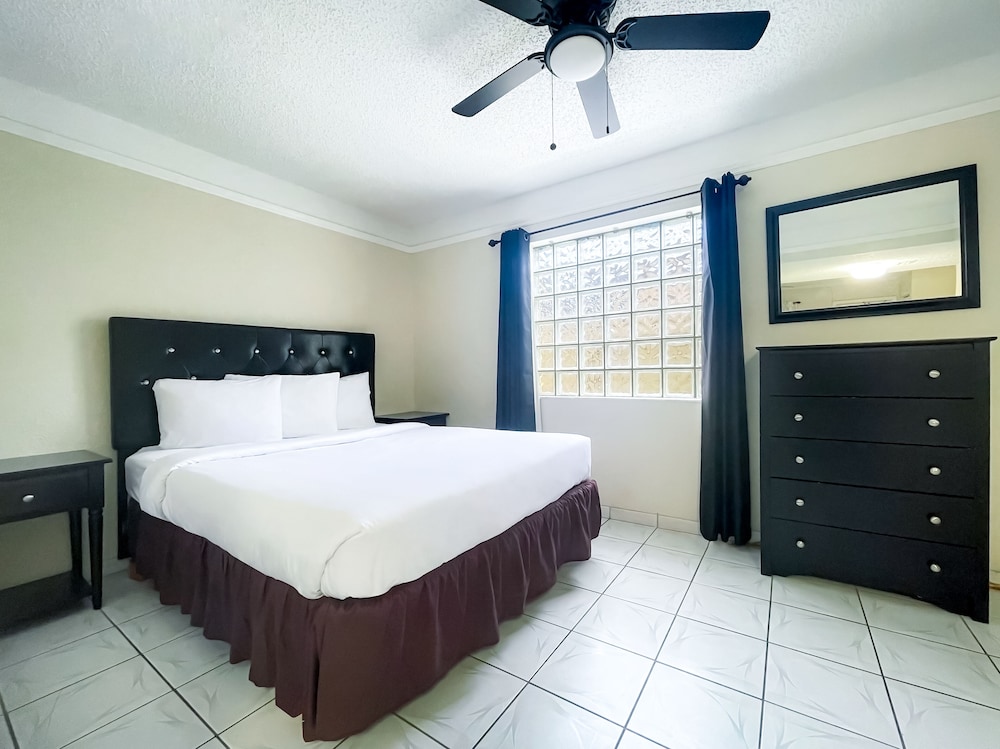 Suite, 1 Bedroom - Photo 2