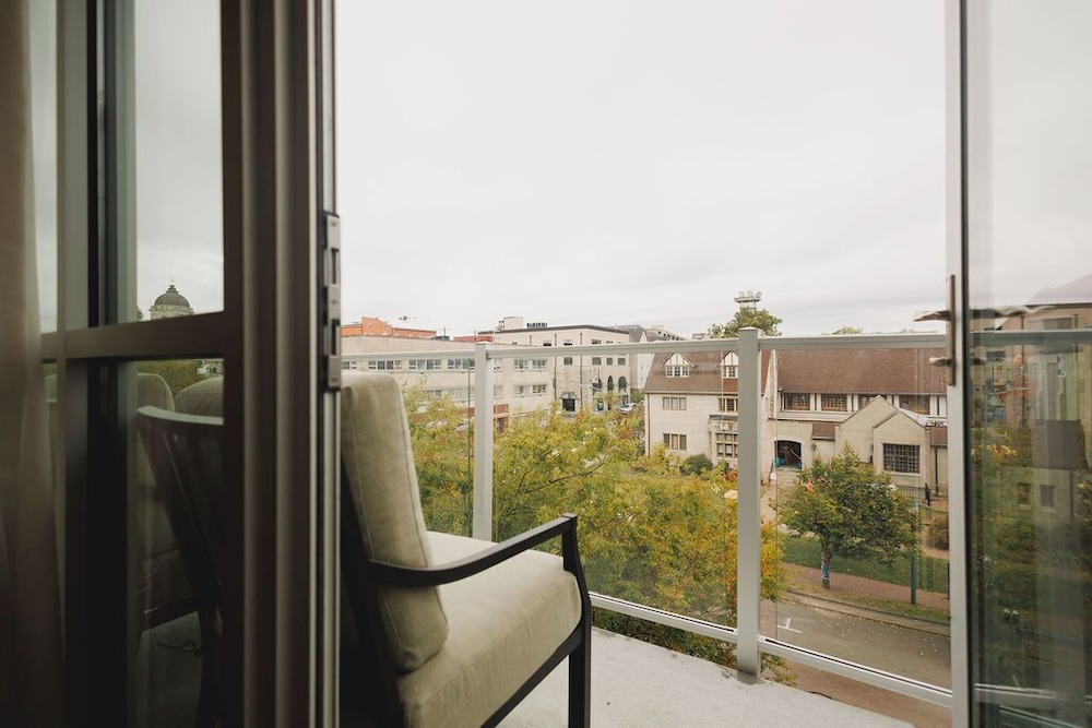 Suite, 1 King Bed, Balcony