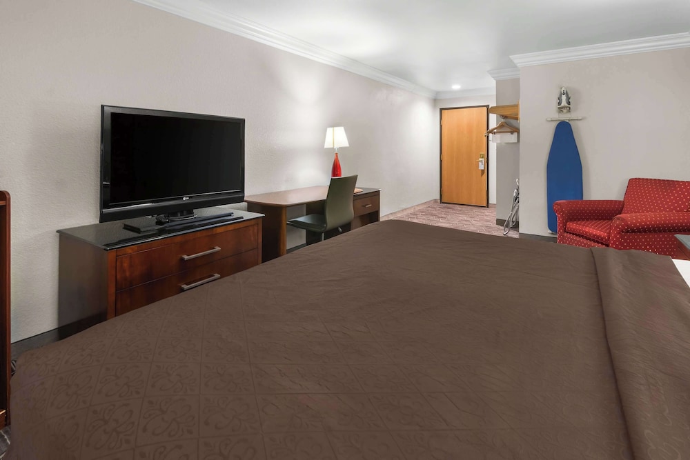 Standard Room, 1 King Bed, Non Smoking, Refrigerator & Microwave photo 3