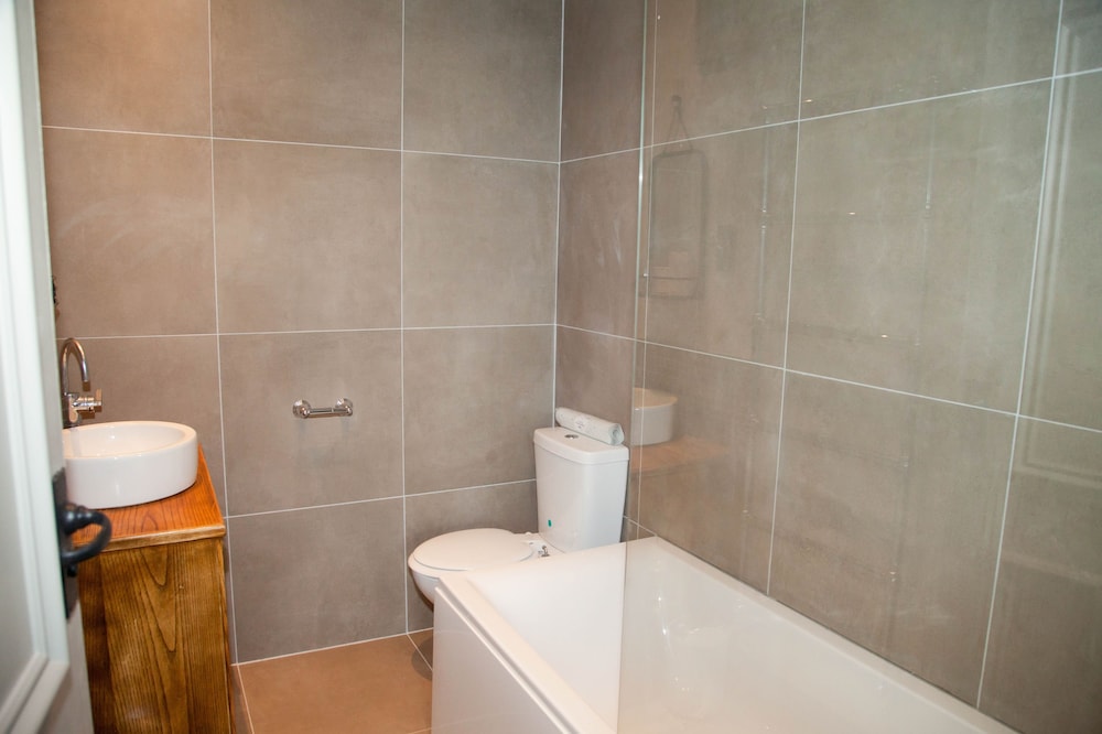Superior Suite, Ensuite - Photo 4