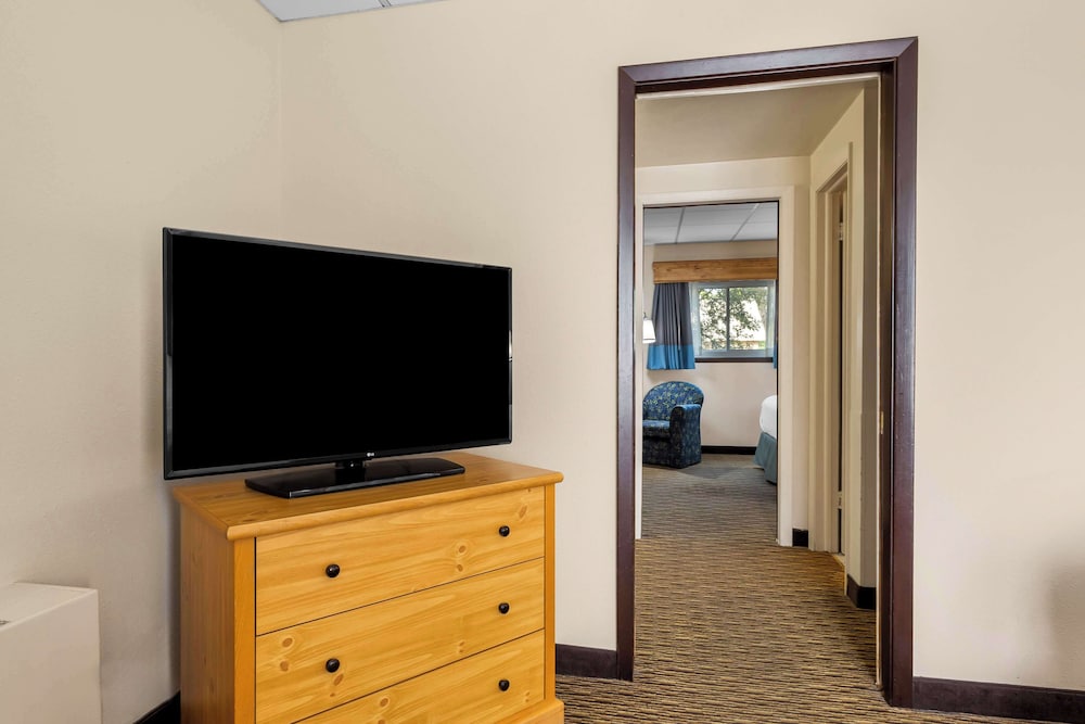 Suite, Multiple Beds, Refrigerator & Microwave, Ground Floor photo 3