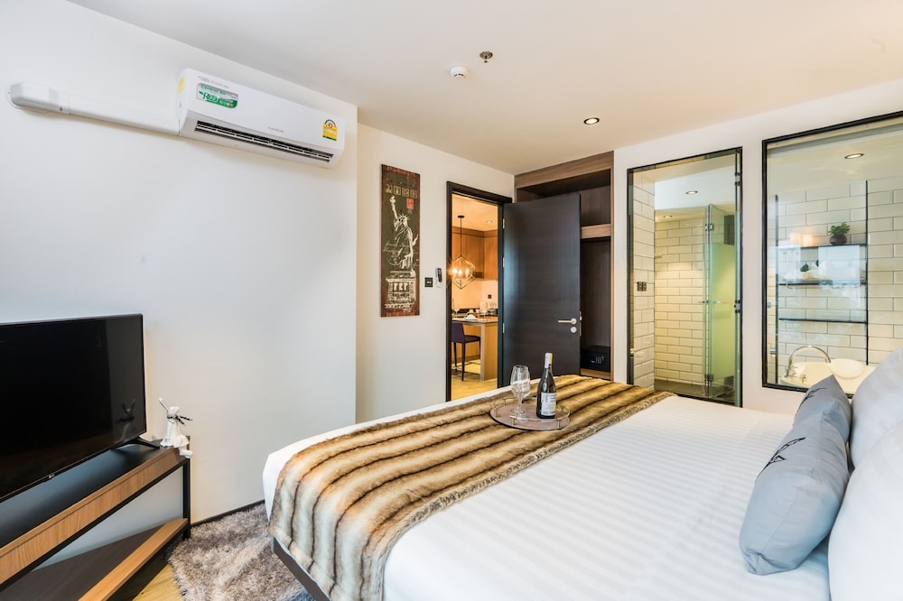 Deluxe Suite, 1 King Bed, Balcony photo 1
