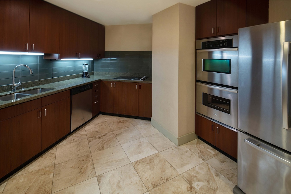 Suite, 2 Bedrooms - Photo 7